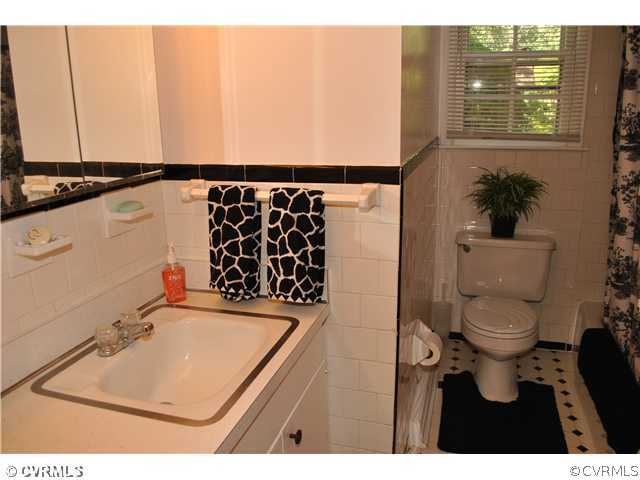 7009 Shawnee Road Richmond, VA 23225 - Photo 7 of 12 Other - Hall Bath
