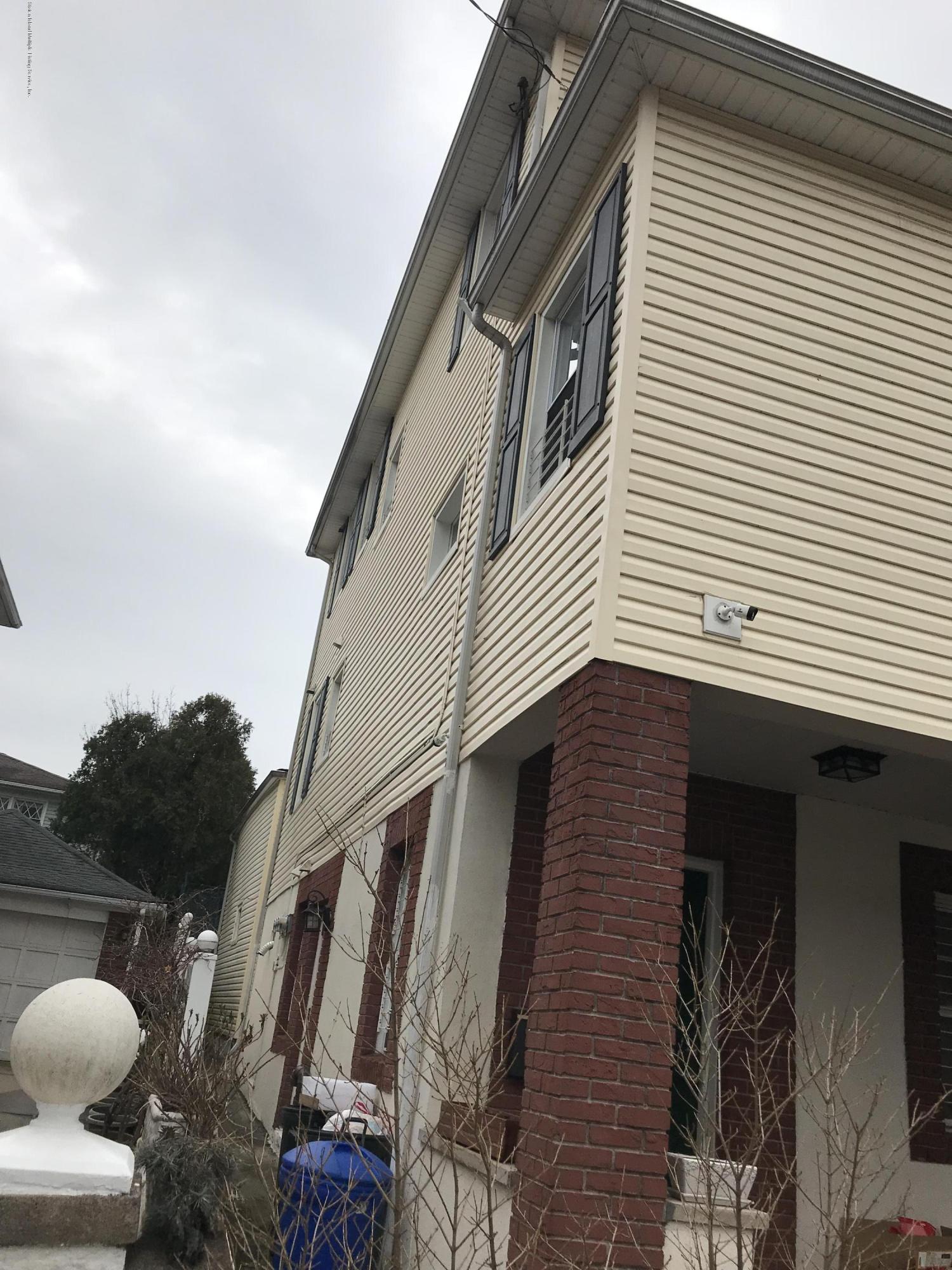 74 Eltinge Street Staten Island, NY 10304 - Photo 3 of 9 IMG_8885