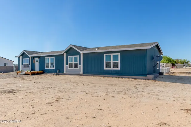 a view of a house with backyard and porch
