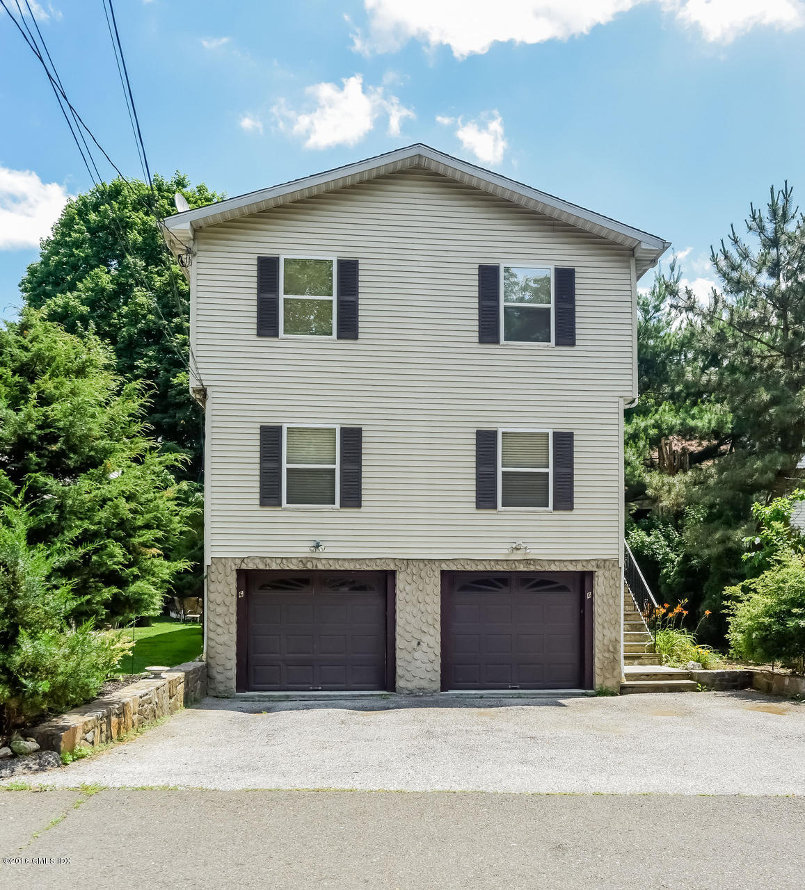 a house that has lot of windows on it