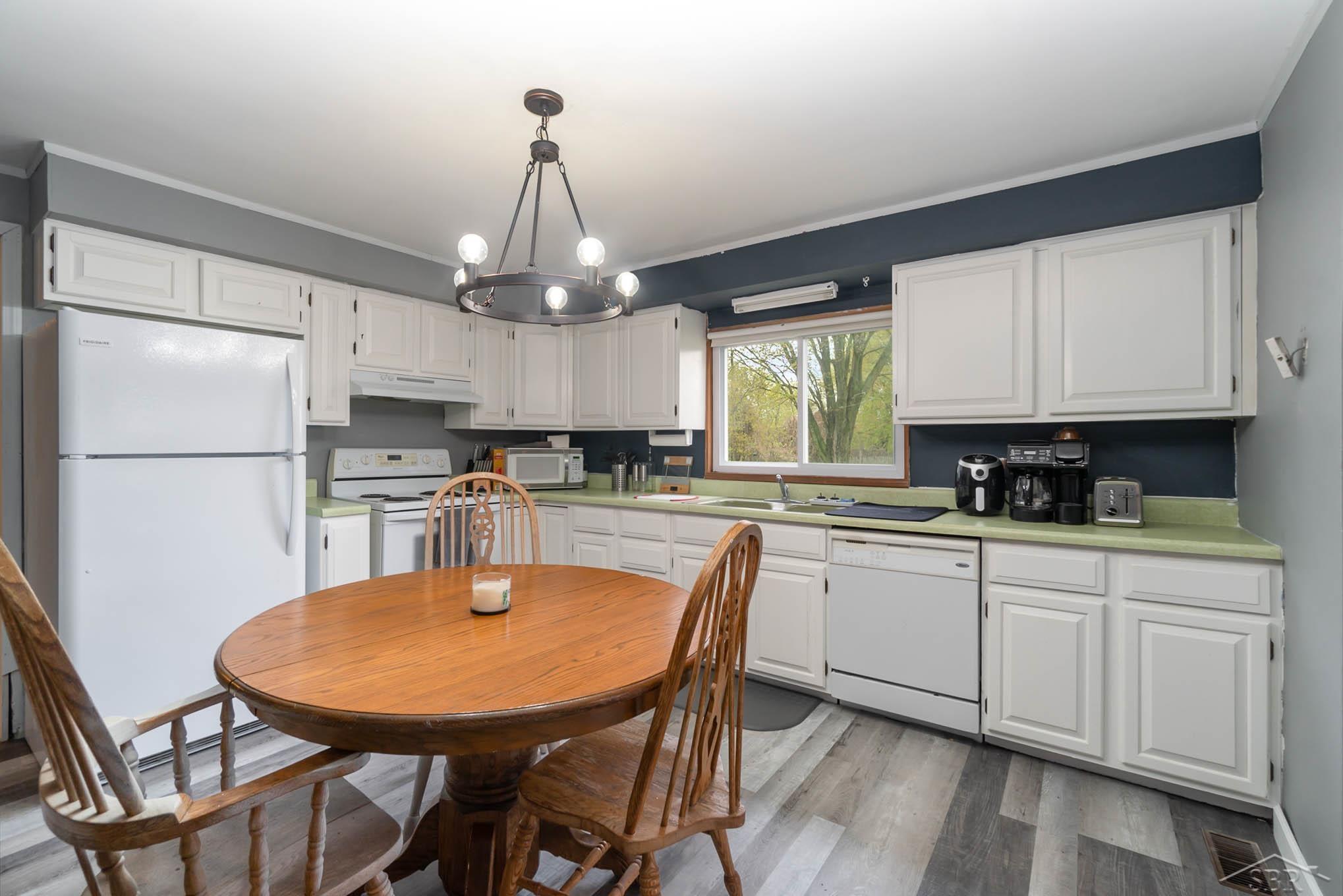 1060 Pine Road Bay City, MI 48706 - Photo 9 of 25 Kitchen