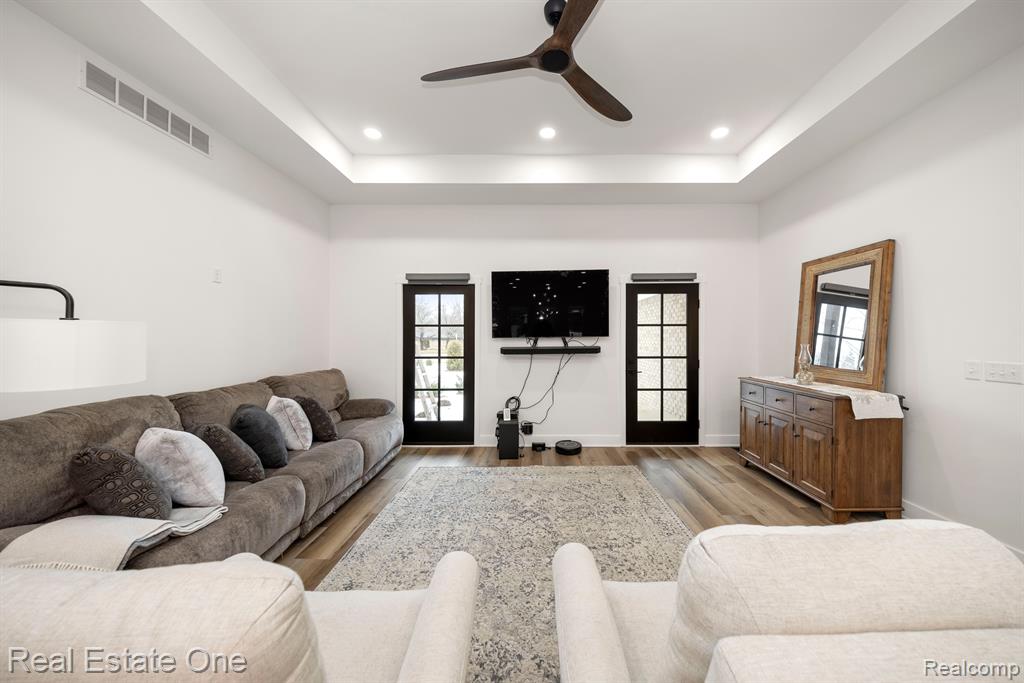 16185 Goddard Road Southgate, MI 48195 - Photo 4 of 31 Gallery Image 4