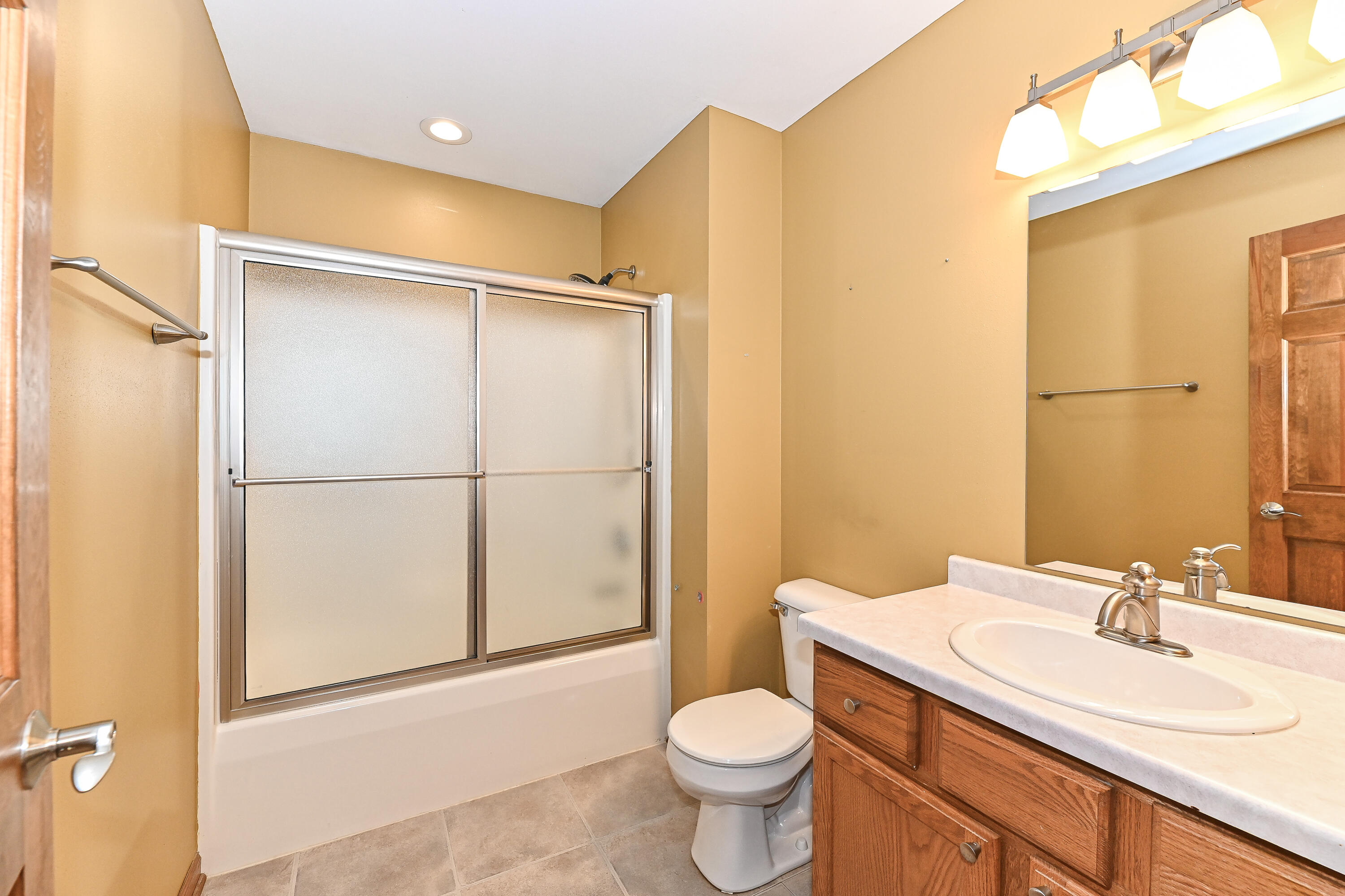 422 Eastern Trail Mukwonago, WI 53149 - Photo 31 of 49 Second Bath