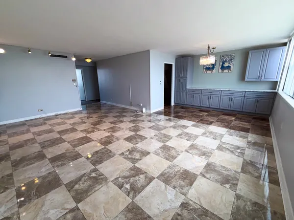 $285,000 | 6301 North Sheridan Road, Unit 24E, Chicago, IL 60660