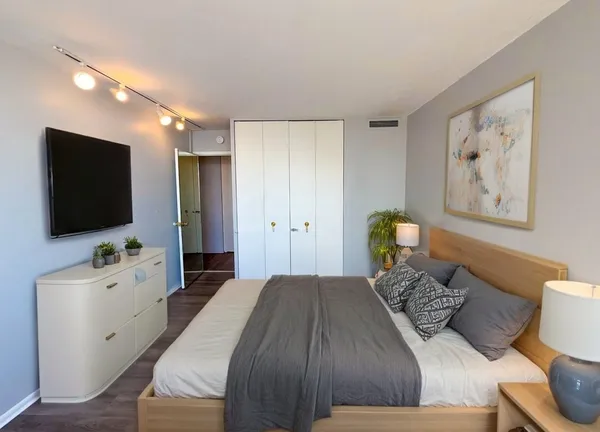 $285,000 | 6301 North Sheridan Road, Unit 24E, Chicago, IL 60660