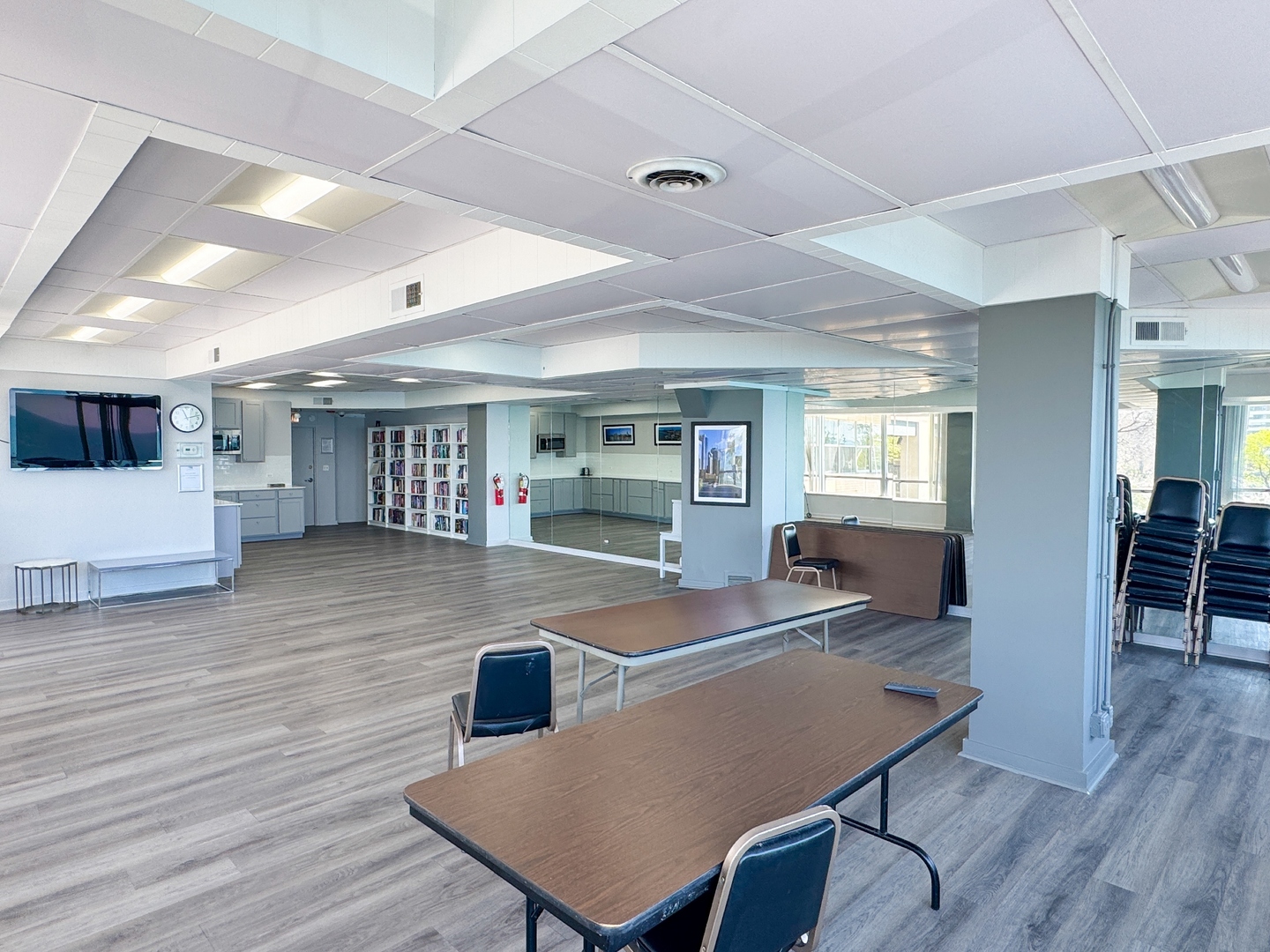 6301 North Sheridan Road, Unit 24E Chicago, IL 60660 - Photo 30 of 52 a room with furniture and a wooden floor