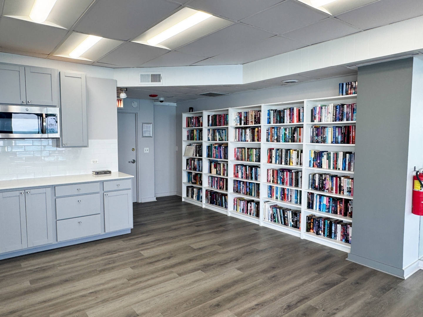 6301 North Sheridan Road, Unit 24E Chicago, IL 60660 - Photo 31 of 52 a view of an empty room with window and wooden floor