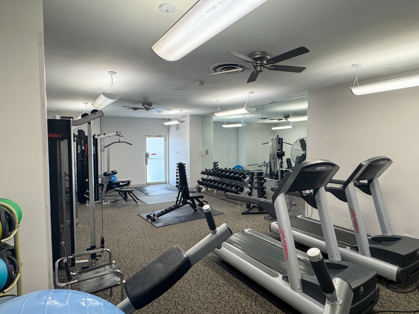6301 North Sheridan Road, Unit 24E Chicago, IL 60660 - Photo 39 of 52 a room with gym equipment and view of living room