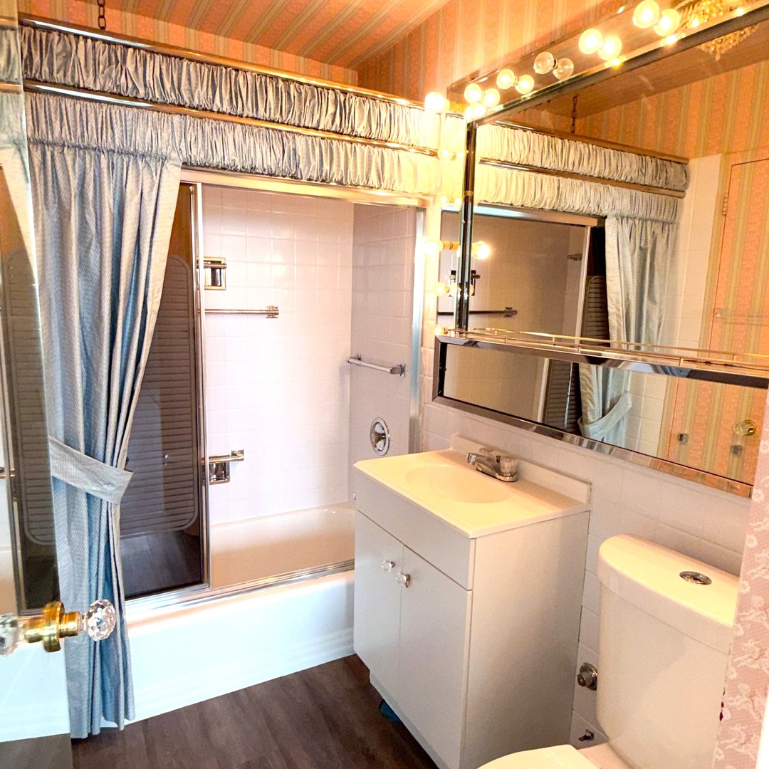 6301 North Sheridan Road, Unit 24E Chicago, IL 60660 - Photo 3 of 52 a bathroom with a sink a toilet and shower