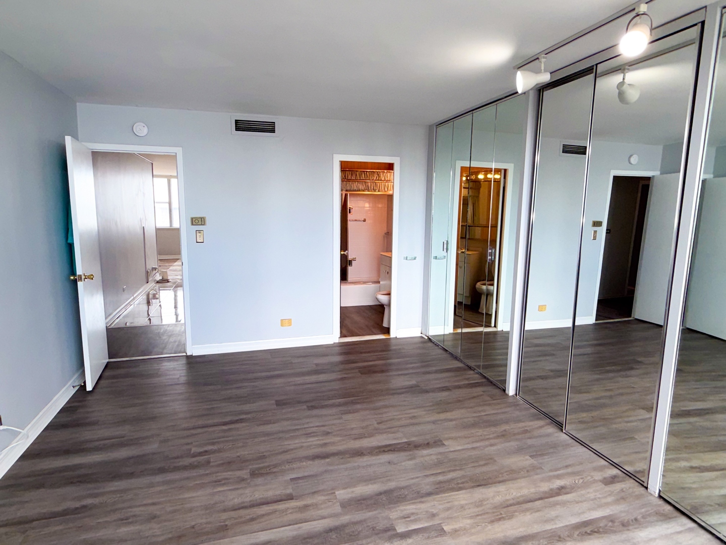 6301 North Sheridan Road, Unit 24E Chicago, IL 60660 - Photo 4 of 52 a view of a hallway with wooden floor