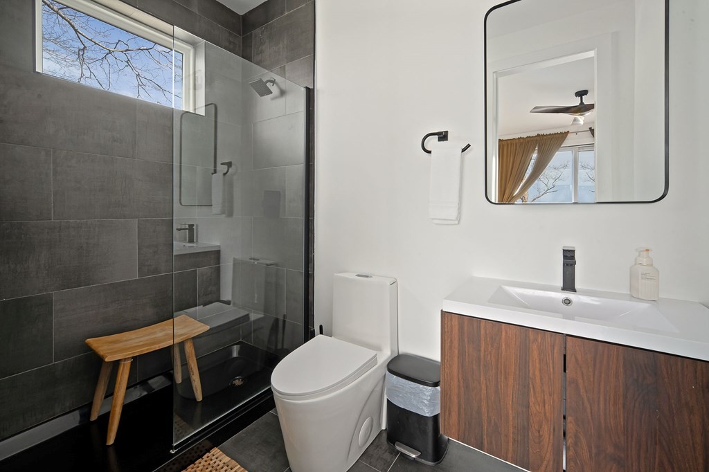 1171 Hutchins Bend Road Sparta, TN 38583 - Photo 42 of 74 a bathroom with a toilet a sink and mirror