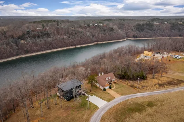 $899,900 | 1171 Hutchins Bend Road, Sparta, TN 38583