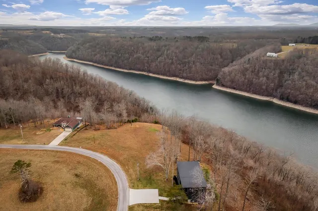 $899,900 | 1171 Hutchins Bend Road, Sparta, TN 38583