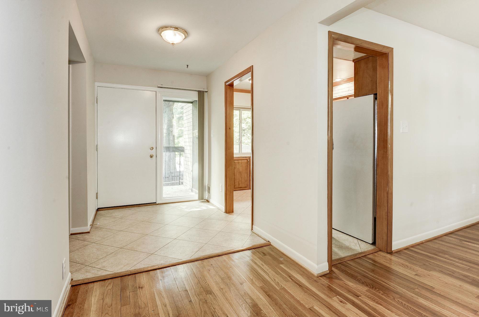 11184 Saffold Way Reston, VA 20190 - Photo 2 of 30 Entry Foyer