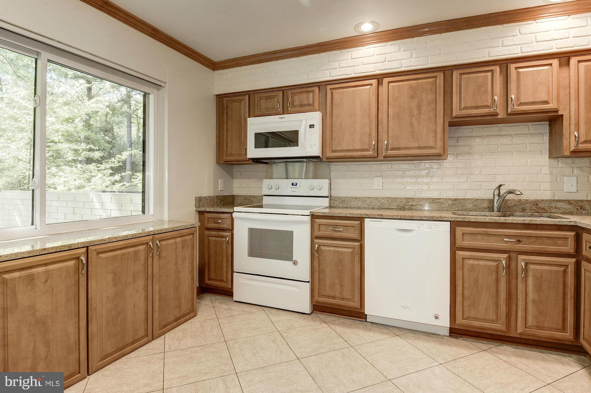 11184 Saffold Way Reston, VA 20190 - Photo 3 of 30 Kitchen with new appliances and Granite