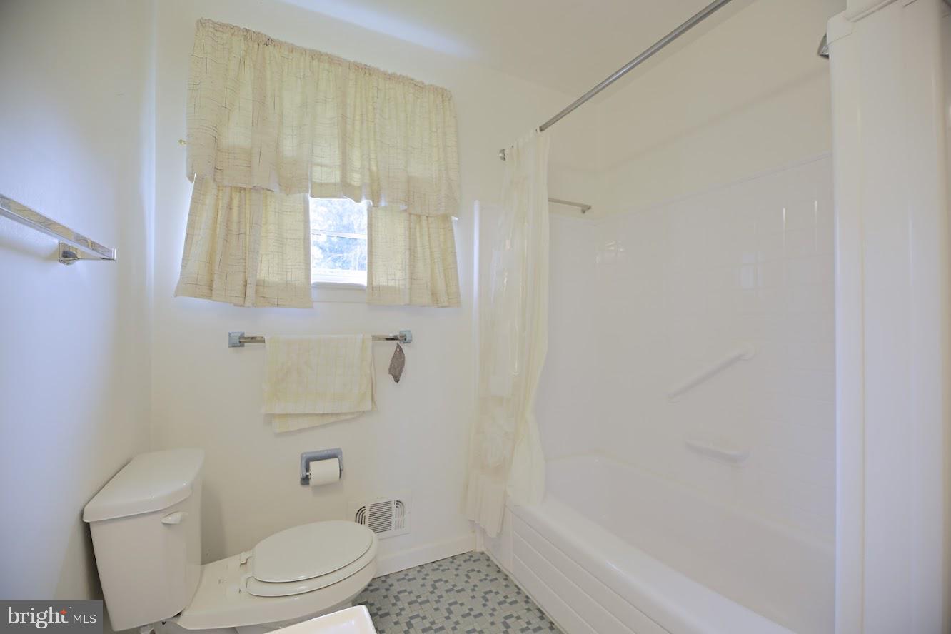 4121 Lochcarrow Road Baltimore, MD 21236 - Photo 11 of 18 Bathroom