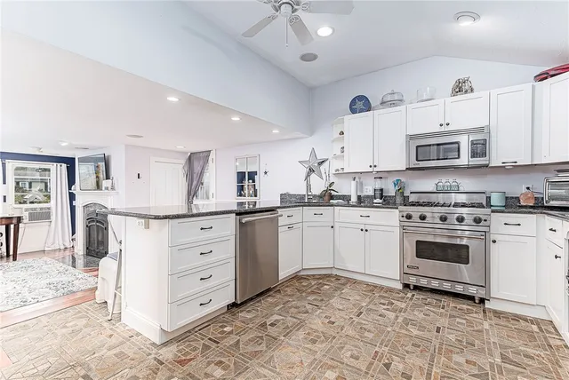 $725,000 | 132 Highland Avenue, Portsmouth, RI 02871