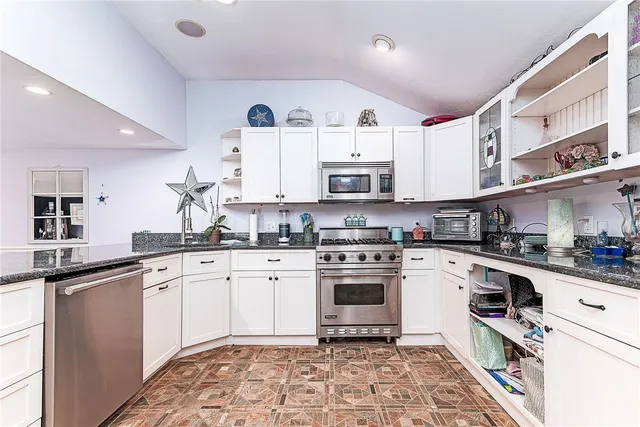 $725,000 | 132 Highland Avenue, Portsmouth, RI 02871