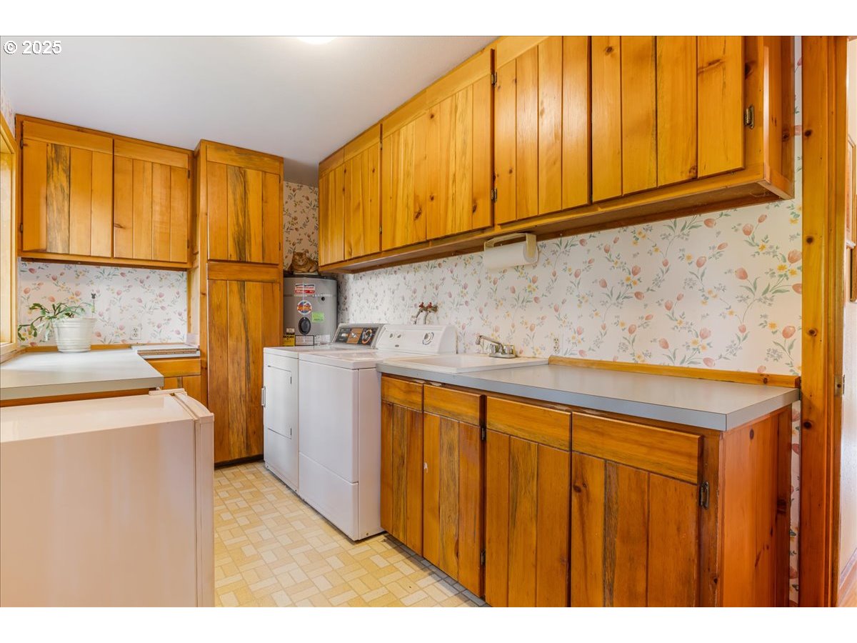 18258 South Dillman Road Oregon City, OR 97045 - Photo 21 of 43 a utility room with stainless steel appliances wooden floor a sink and cabinets