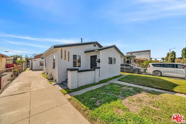 a view of a house with backyard