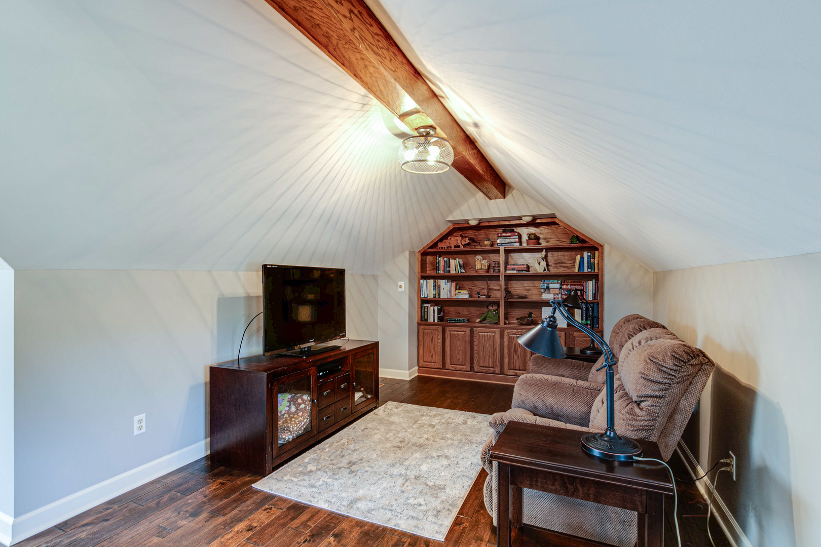395 Fox Run Road Libertyville, IL 60048 - Photo 25 of 61 a living room with furniture and a flat screen tv