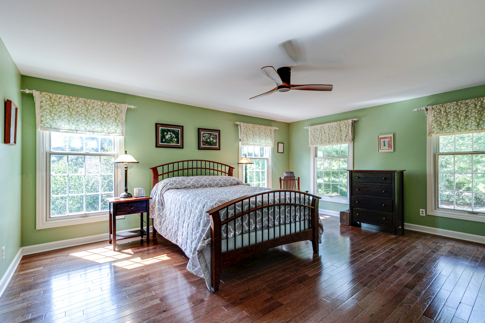 395 Fox Run Road Libertyville, IL 60048 - Photo 33 of 61 a bedroom with a bed and a large window