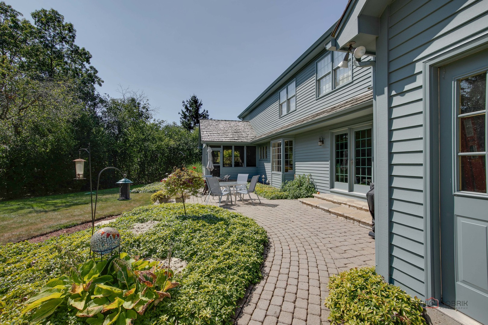 395 Fox Run Road Libertyville, IL 60048 - Photo 48 of 61 a view of a house with backyard and sitting area