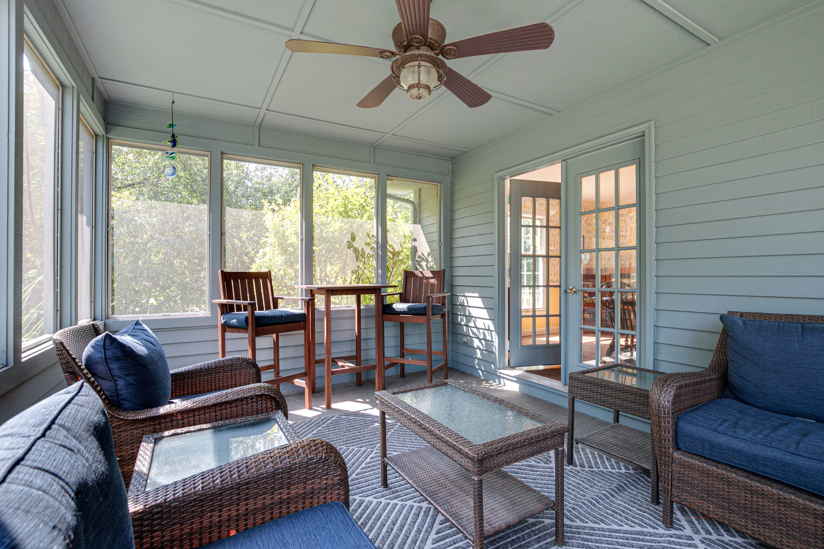 395 Fox Run Road Libertyville, IL 60048 - Photo 10 of 61 a living room with furniture and a window