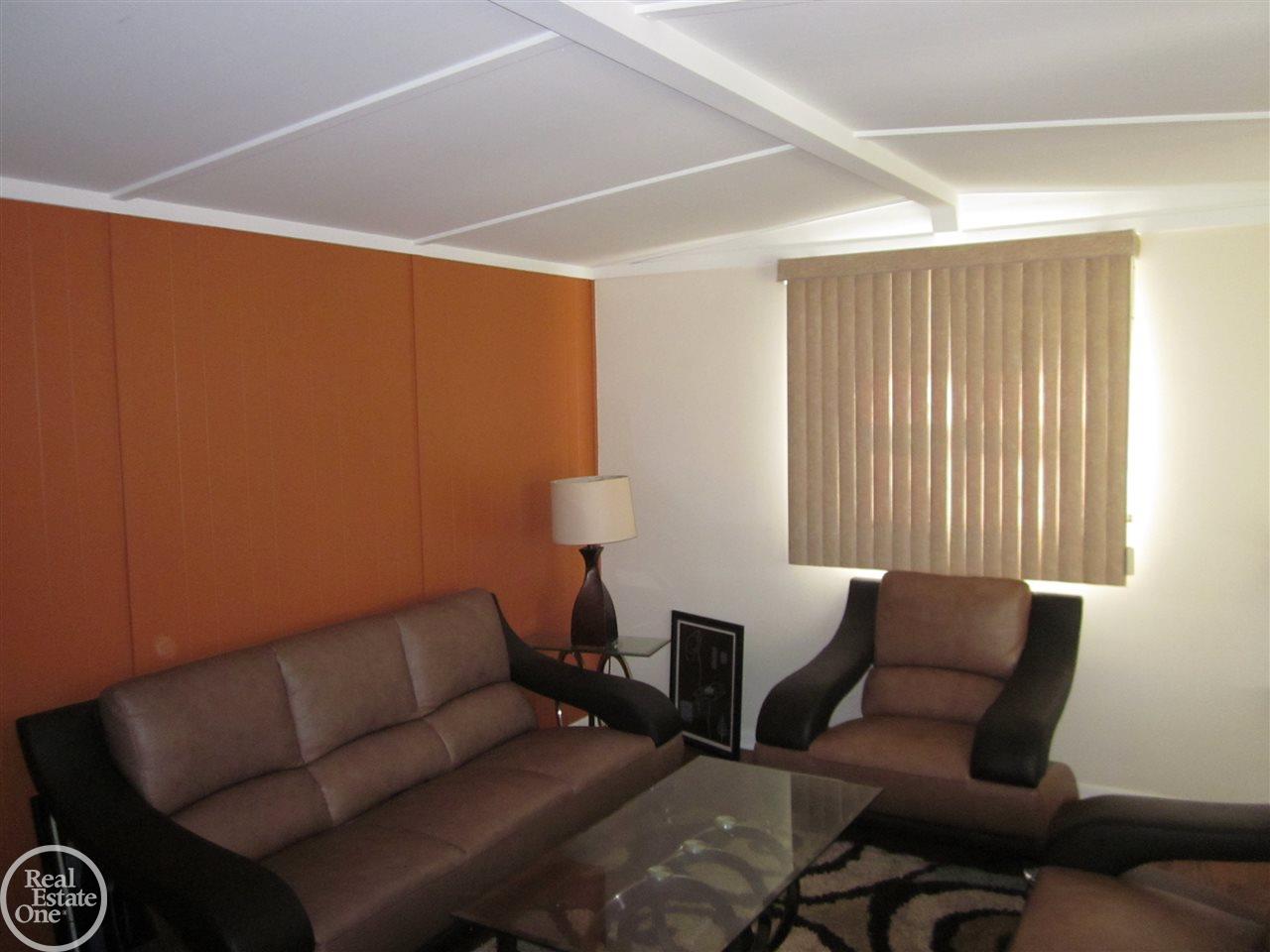 17104 Bell Eastpointe, MI 48021 - Photo 2 of 17 31345889-1.JPG