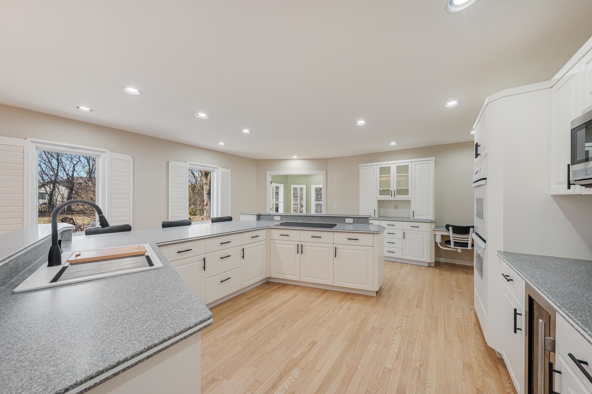 1051 South Oakwood Road Oshkosh, WI 54904 - Photo 15 of 59