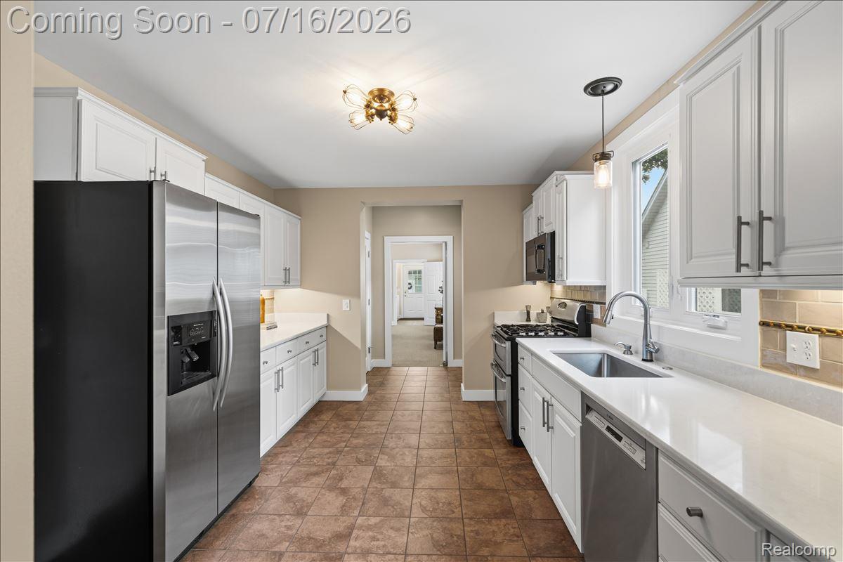156 Griggs Street Rochester, MI 48307 - Photo 13 of 61 Stainless appliances