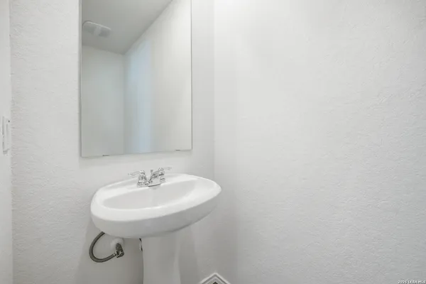 $2,000 | 23124 Double Bogey, San Antonio, TX 78261