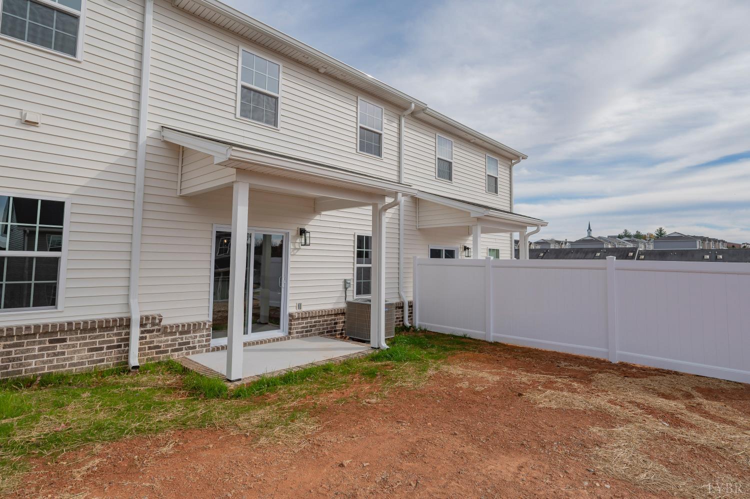 536 Leesville Road, Unit 303 Lynchburg, VA 24502 - Photo 30 of 34 a backyard of a house