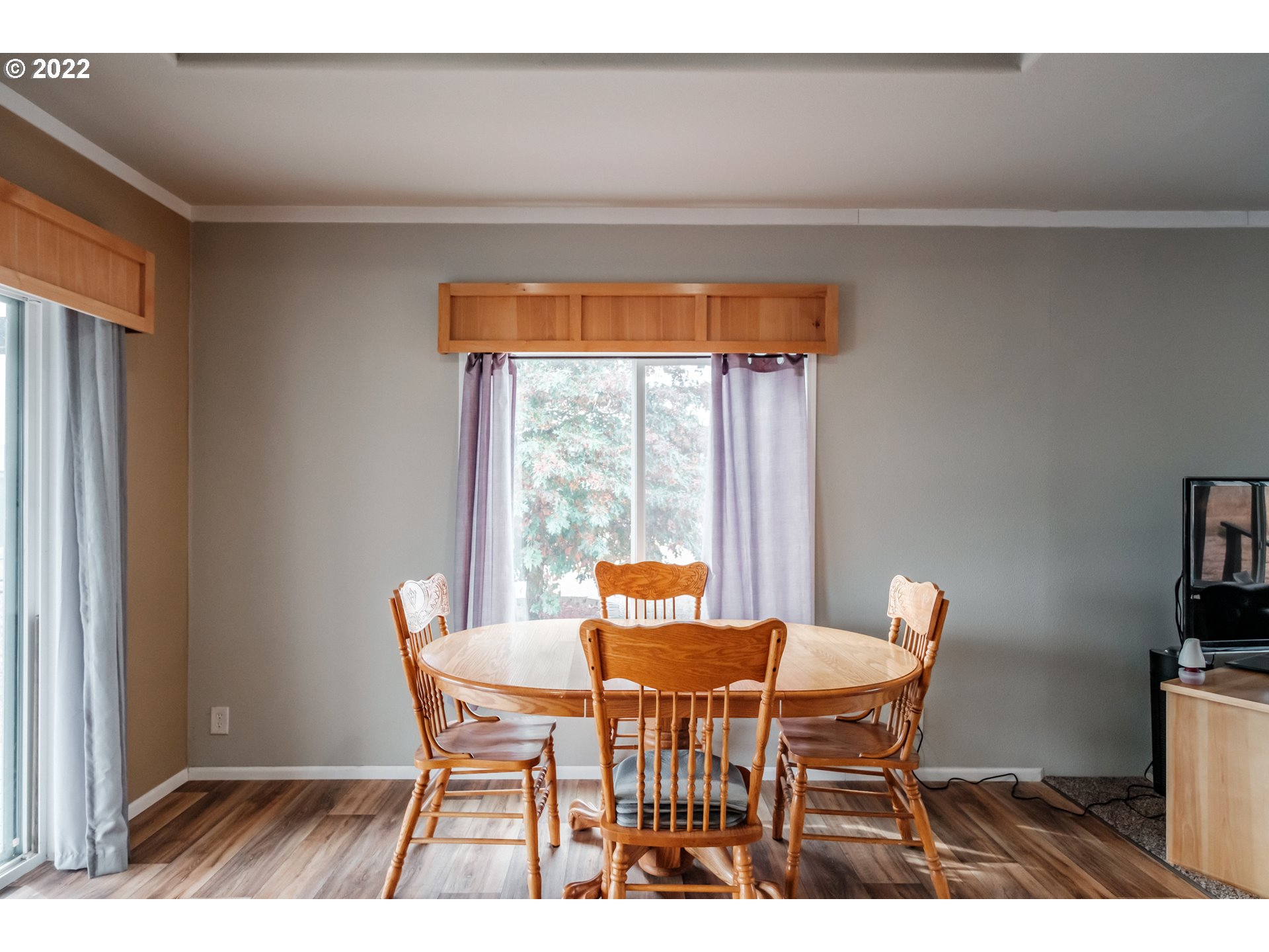 33310 Dillard Road Creswell, OR 97426 - Photo 12 of 32 a dining room with furniture and a window