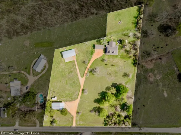 an aerial view of a yard