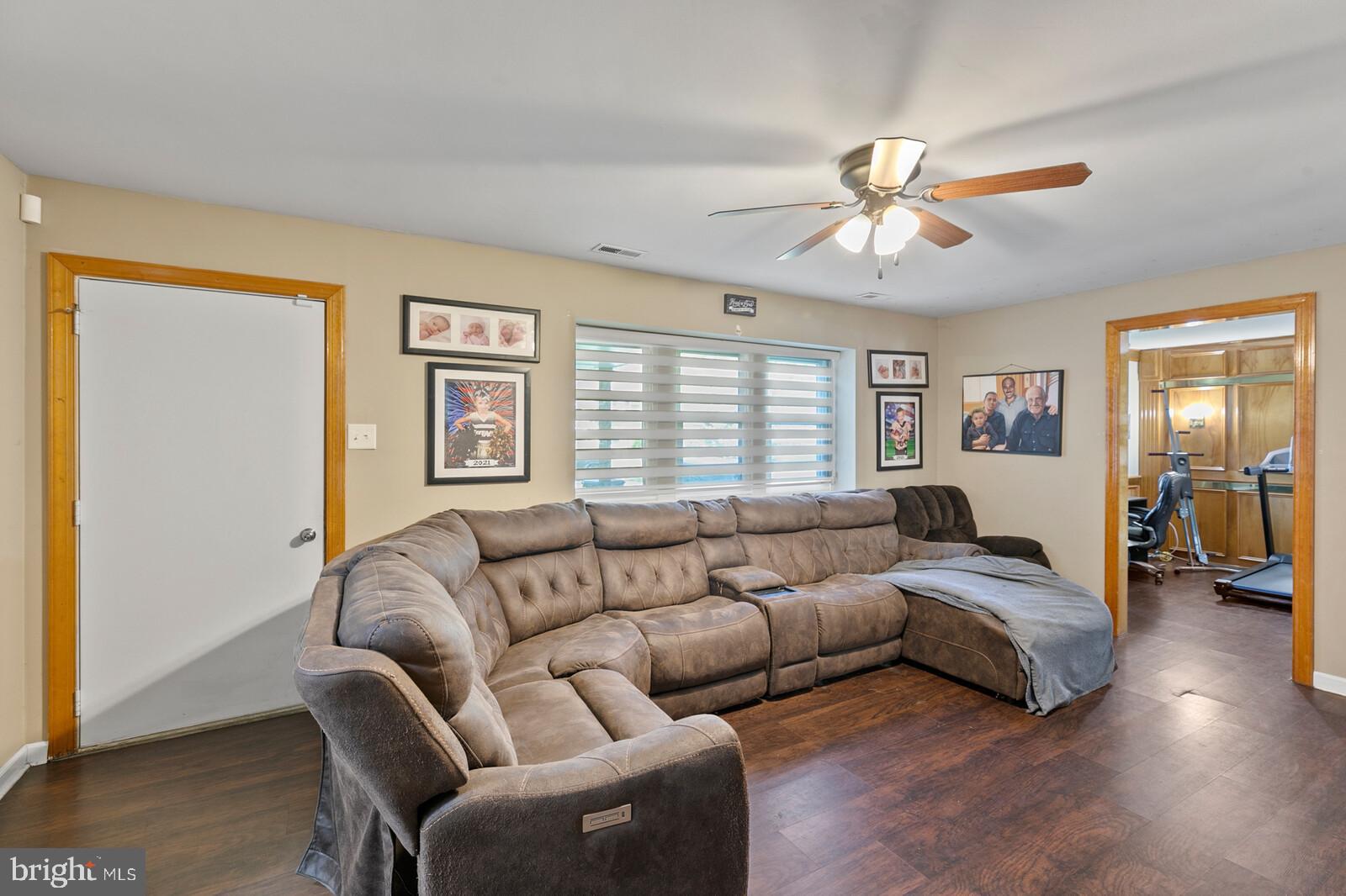 36 Fraser Road Blackwood, NJ 08012 - Photo 8 of 29 Living Room