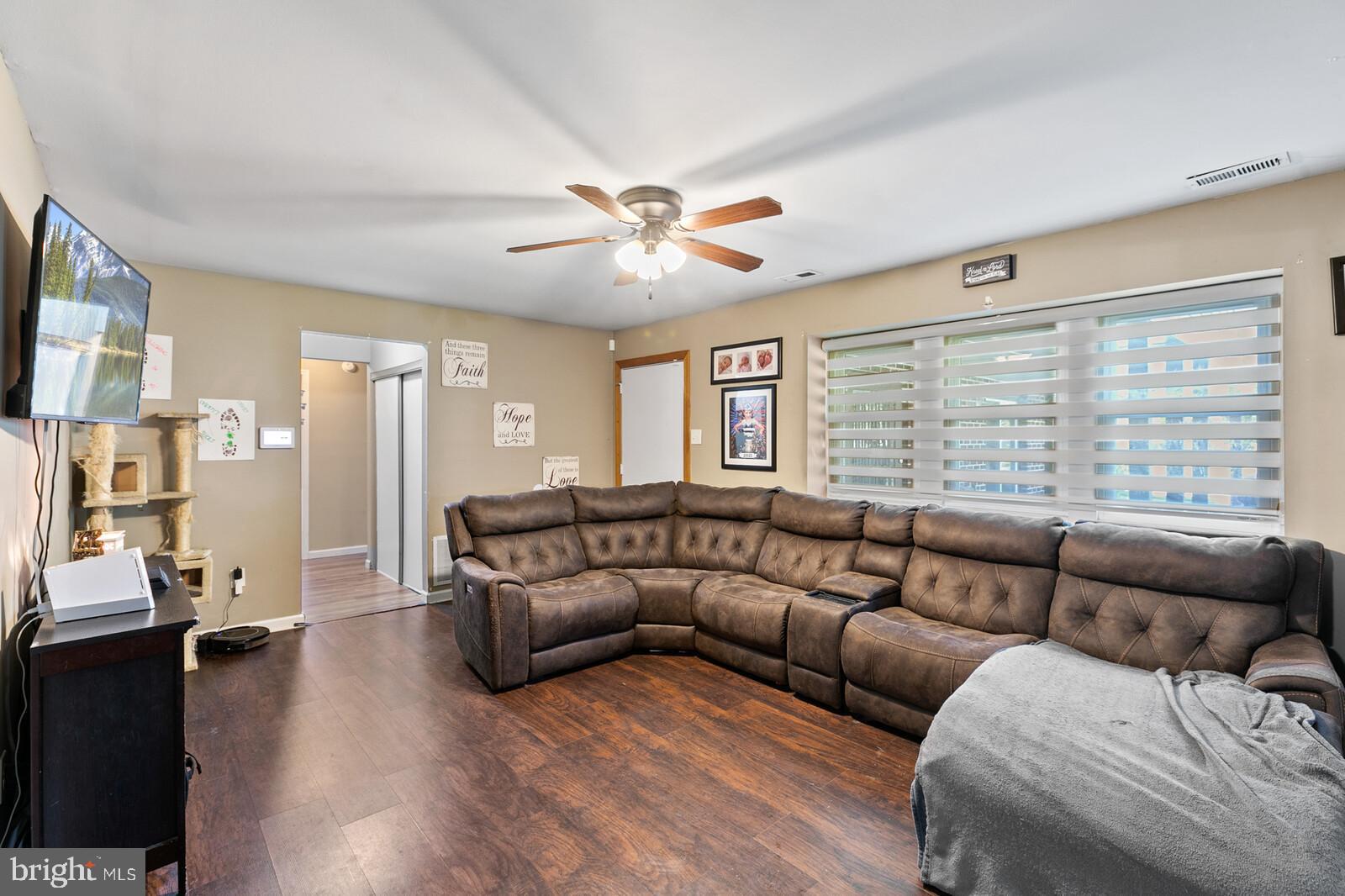 36 Fraser Road Blackwood, NJ 08012 - Photo 9 of 29 Living Room