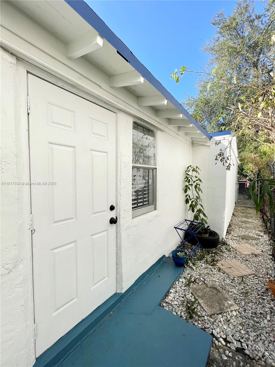 3085 Elizabeth Street, Unit 2 Miami, FL 33133 - Photo 18 of 18 a view of a entryway