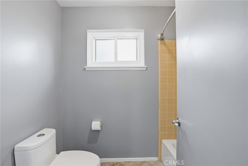 873 Blake Street Santa Maria, CA 93455 - Photo 17 of 29 Bathroom #2