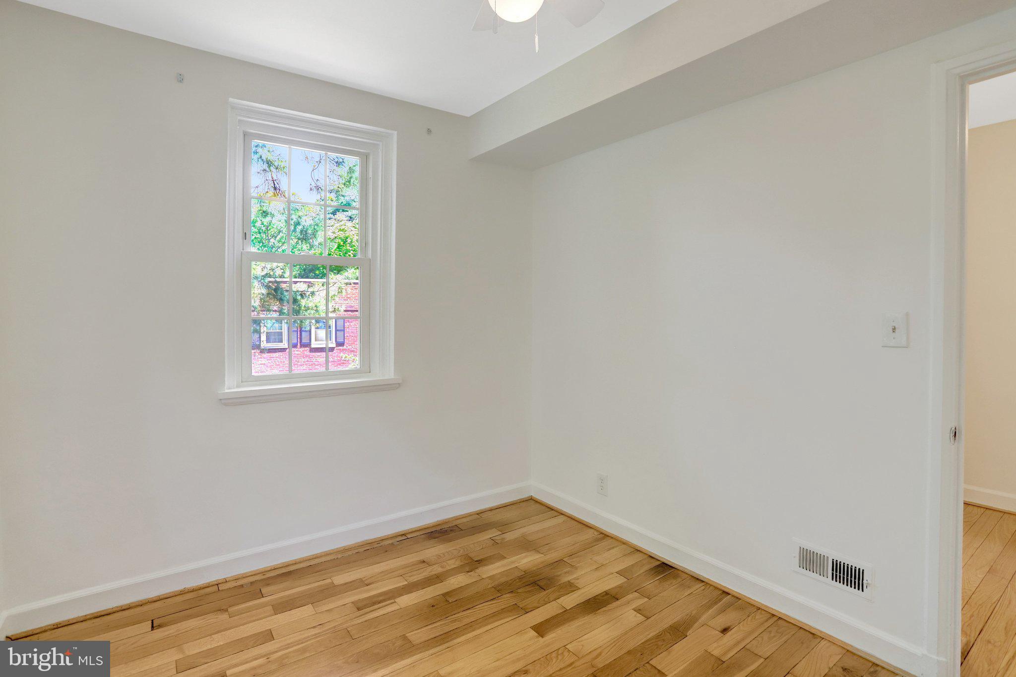 4837 27th Road South Arlington, VA 22206 - Photo 22 of 34 an empty room with a window
