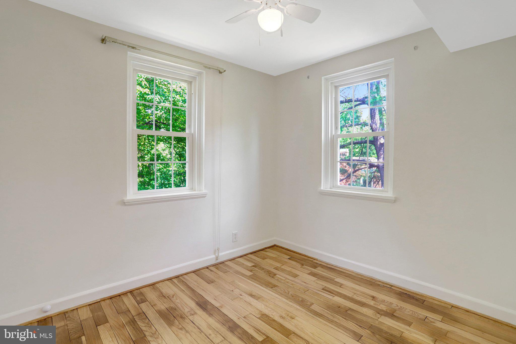 4837 27th Road South Arlington, VA 22206 - Photo 23 of 34 an empty room with a window