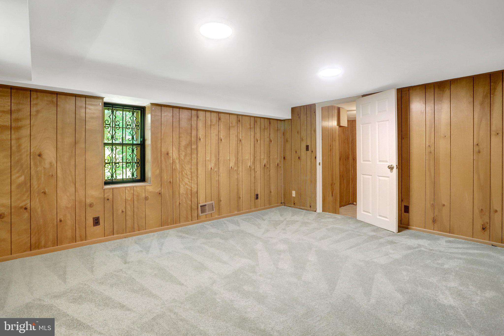 4837 27th Road South Arlington, VA 22206 - Photo 25 of 34 a view of an empty room with a window