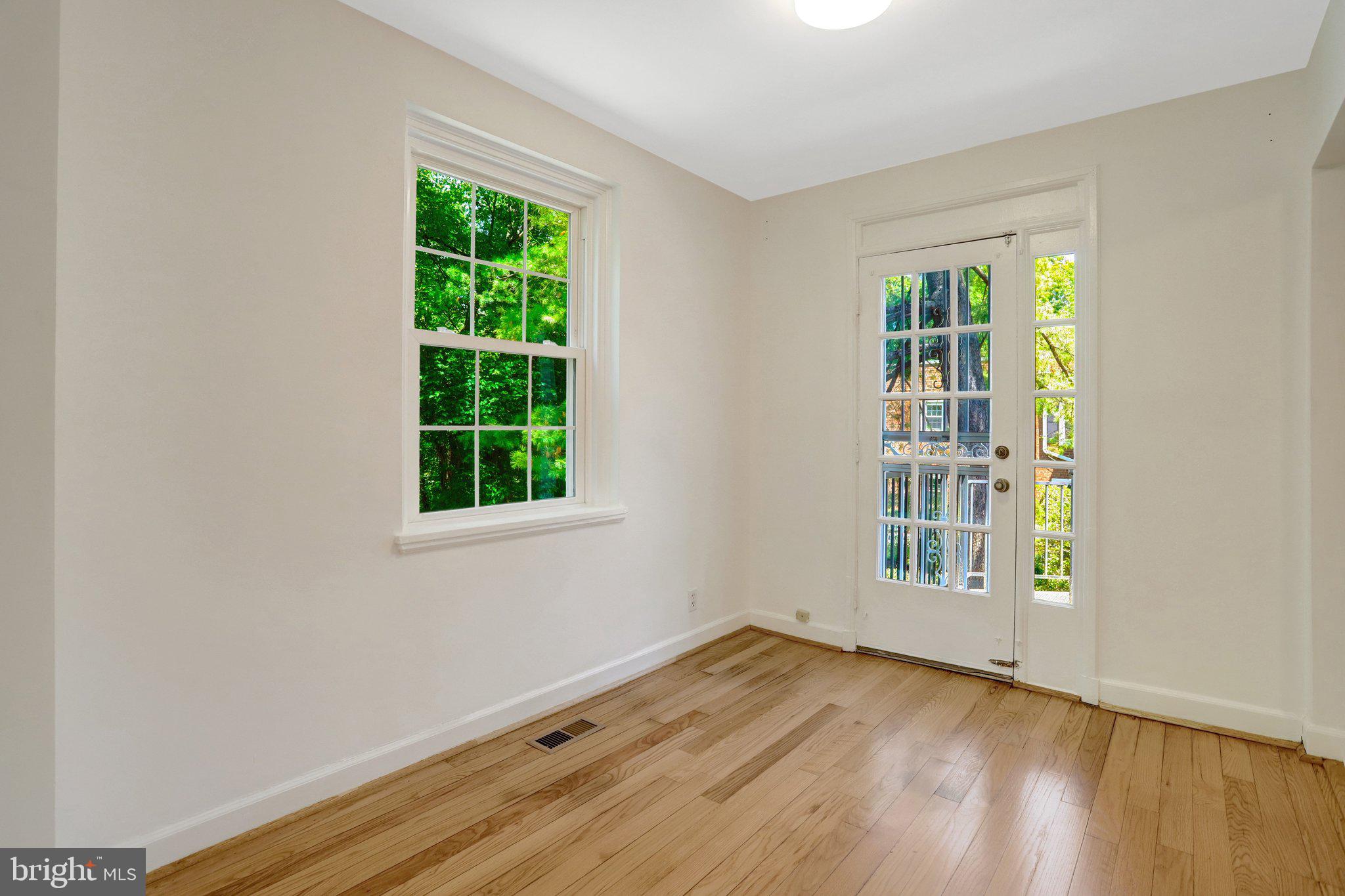 4837 27th Road South Arlington, VA 22206 - Photo 9 of 34 an empty room with wooden floor and windows