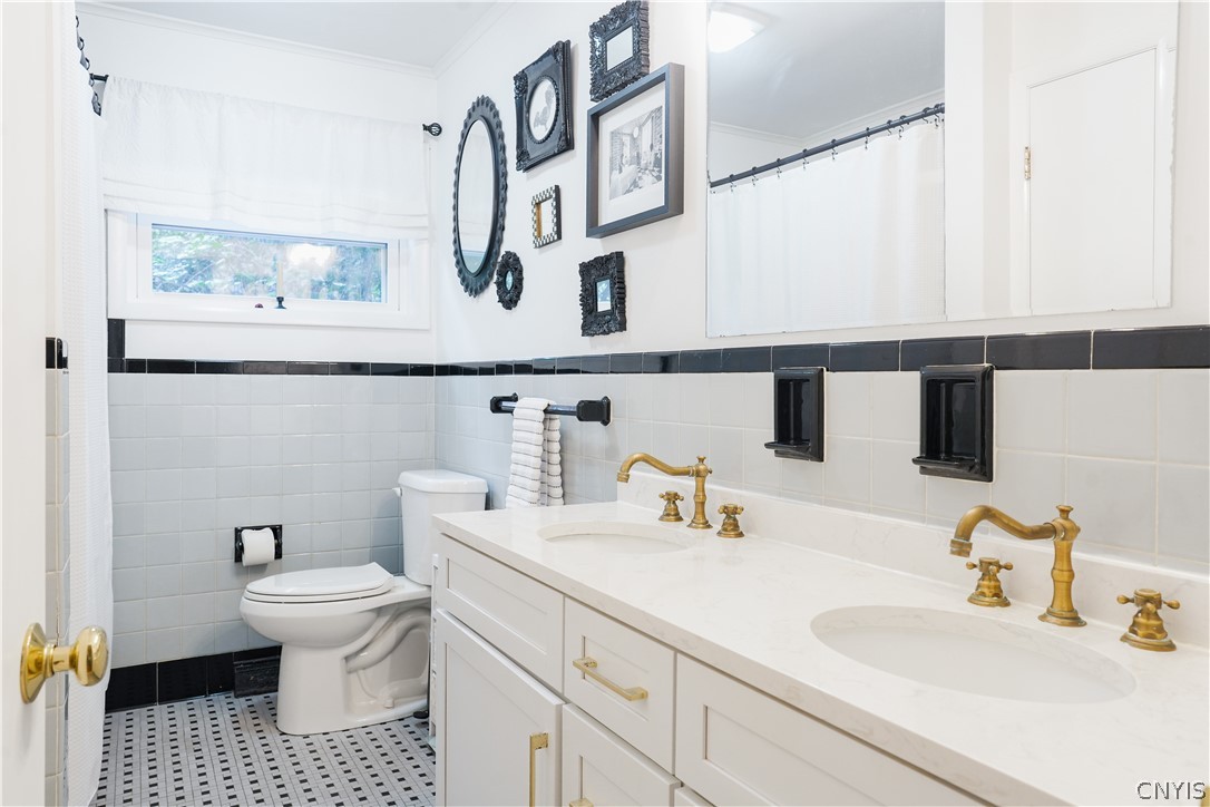 18 Tennyson Road New Hartford, NY 13413 - Photo 18 of 28 Full Bathroom