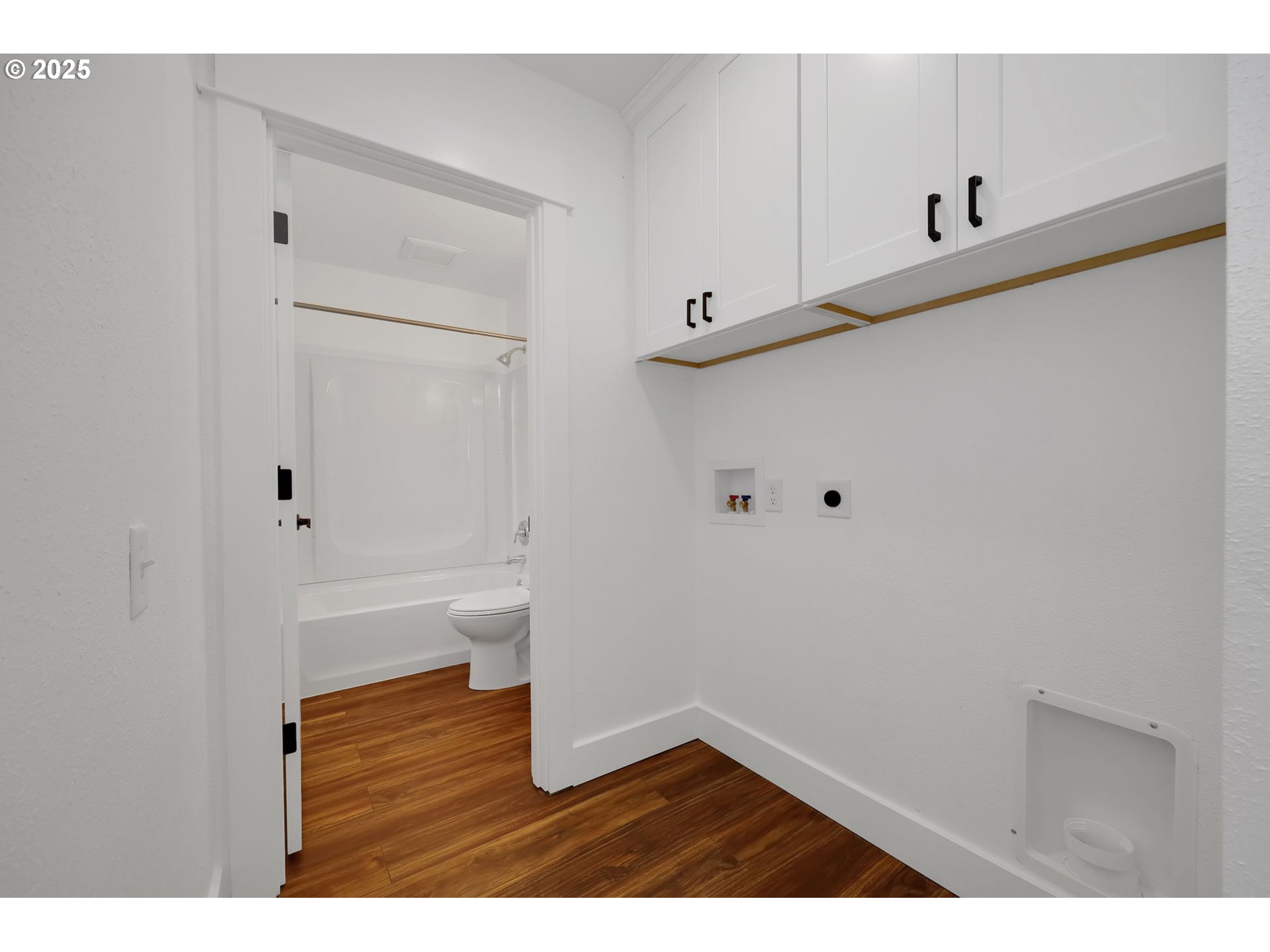 92910 River Road Junction City, OR 97448 - Photo 17 of 43 a view of an empty room