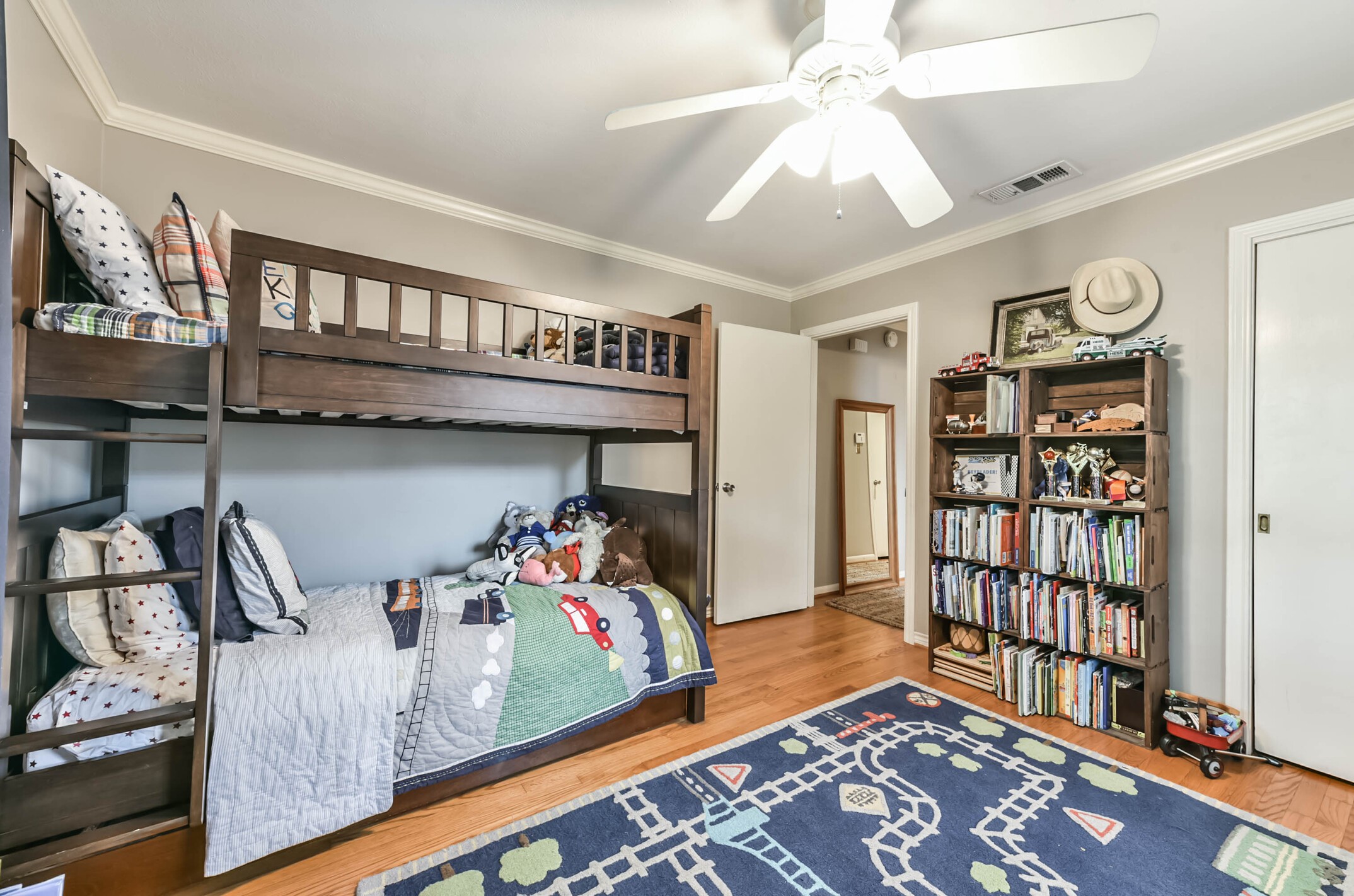 906 Bay Oaks Road Houston, TX 77008 - Photo 19 of 26 A lovely secondary bedroom with crown molding and gleaming hardwood floors.