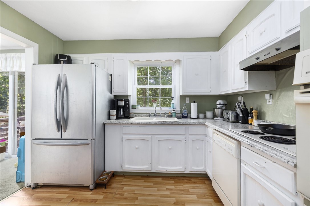 18 Birch Road Cumberland, RI 02864 - Photo 6 of 34 Main level kitchen