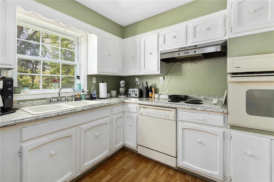 18 Birch Road Cumberland, RI 02864 - Photo 7 of 34 Main level kitchen