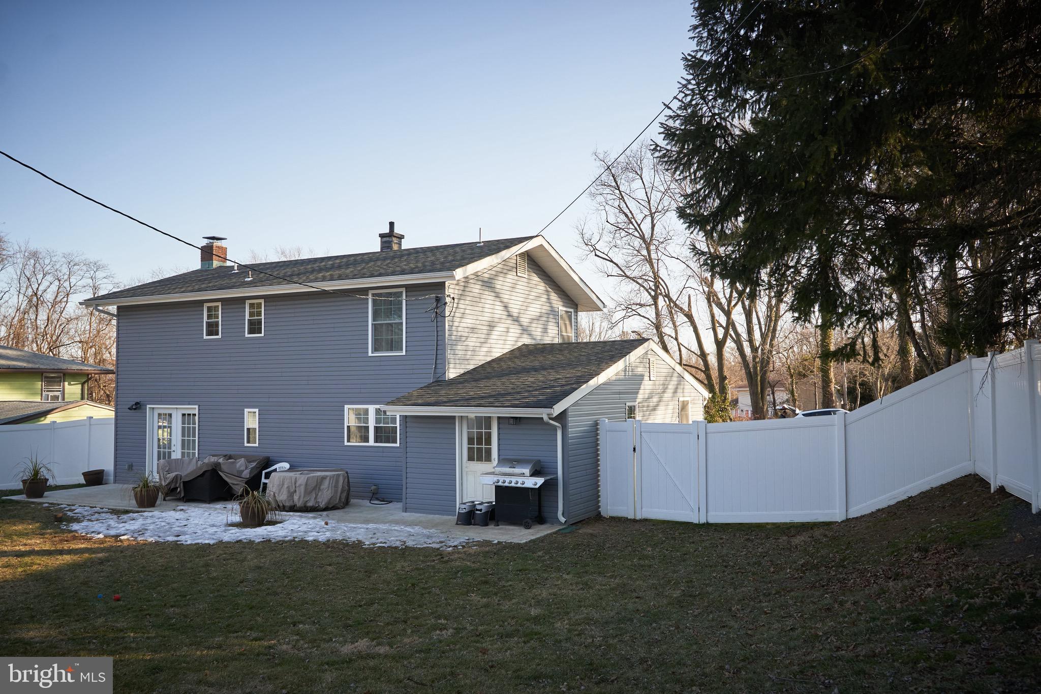 67 Turf Road Levittown, PA 19056 - Photo 4 of 33 6 foot privacy fence