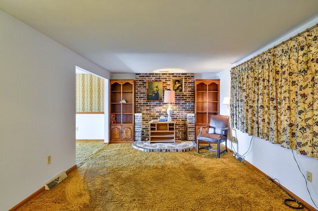 154 Whitehall Road Amesbury, MA 01913 - Photo 2 of 30 Gallery Image 2